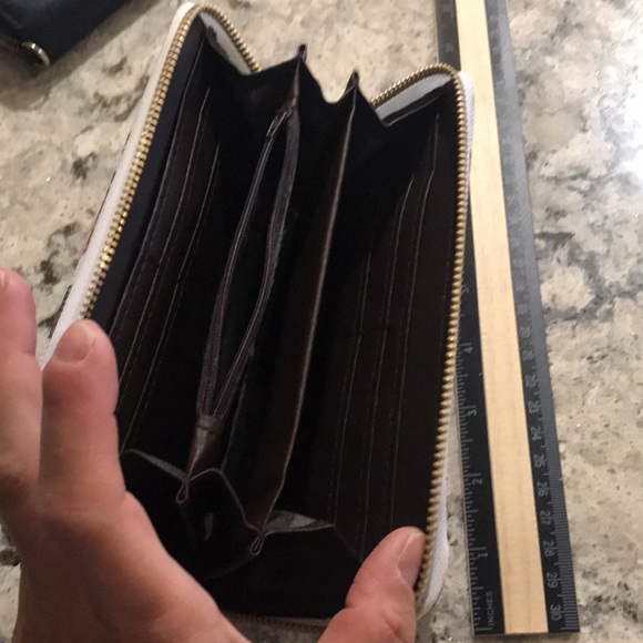 Floral wallet with wrist strap! - Picture 3 of 3